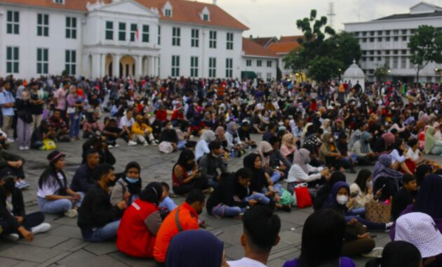 Jakarta kini memiliki destinasi budaya baru dengan dibukanya museum terbaru yang menyambut para pengunjung. Museum ini hadir sebagai pusat edukasi dan apresiasi seni serta sejarah, menawarkan pengalaman yang menarik bagi masyarakat dan wisatawan yang ingin mendalami warisan budaya Indonesia.

Keunggulan Museum Baru Jakarta
Sebagai tempat wisata edukatif, museum ini memiliki berbagai keunggulan, antara lain:

Koleksi Beragam: Menampilkan artefak bersejarah, karya seni, dan instalasi interaktif yang memperkaya wawasan pengunjung.

Teknologi Modern: Menggunakan presentasi digital, augmented reality, dan pameran multimedia untuk memberikan pengalaman yang lebih imersif.

Fasilitas Nyaman: Dilengkapi dengan ruang pameran luas, auditorium, serta area edukasi bagi pelajar dan peneliti.

Manfaat bagi Masyarakat dan Ekonomi
Kehadiran museum ini memberikan dampak positif, seperti:

Meningkatkan Apresiasi Budaya: Mengedukasi masyarakat tentang sejarah dan seni lokal secara menarik dan interaktif.

Mendorong Pariwisata: Menambah daya tarik wisata kota Jakarta dan menarik wisatawan lokal maupun mancanegara.

Mendukung Industri Kreatif: Memberikan ruang bagi seniman dan sejarawan untuk menampilkan karya dan penelitian mereka.

Harapan ke Depan
Dengan dibukanya museum baru ini, diharapkan masyarakat semakin tertarik untuk mengeksplorasi dan menghargai warisan budaya Indonesia. Pemerintah juga berencana untuk terus mengembangkan fasilitas dan program edukatif agar museum ini tetap relevan dan menarik bagi generasi mendatang.

