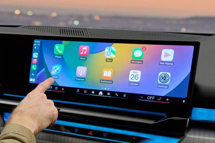 Android Auto vs Apple CarPlay 2025: Persaingan Sengit di Dashboard Mobil Pintar